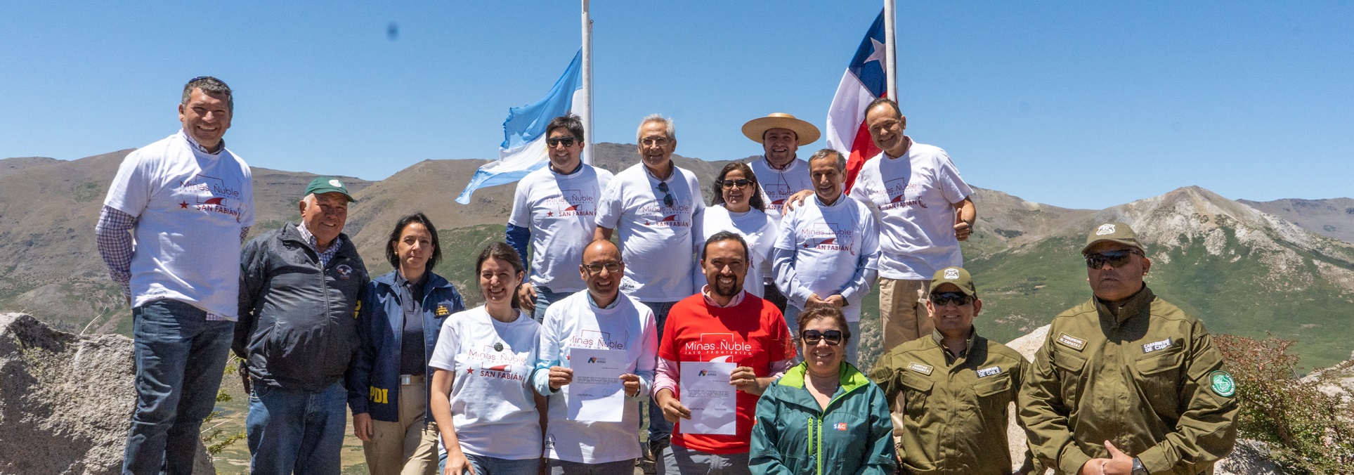 Las autoridades oficiales de Carabineros y la PDI, junto con las autoridades del gobierno y el alcalde de San Fabián de Alico, se encuentran ubicadas en el paso fronterizo hacia el sector Las Ovejas, Argentina.